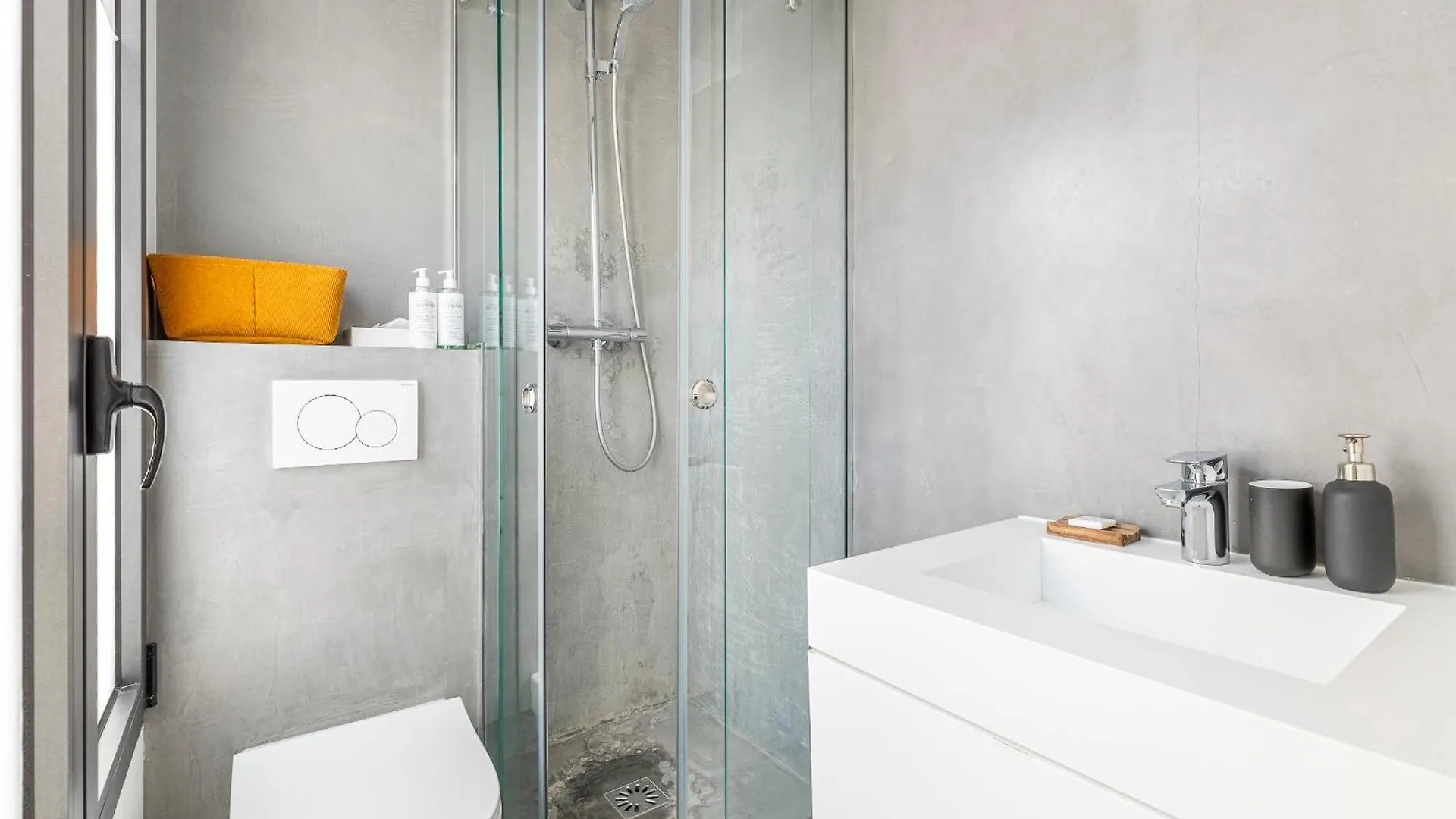Luxury Flat With Ac 